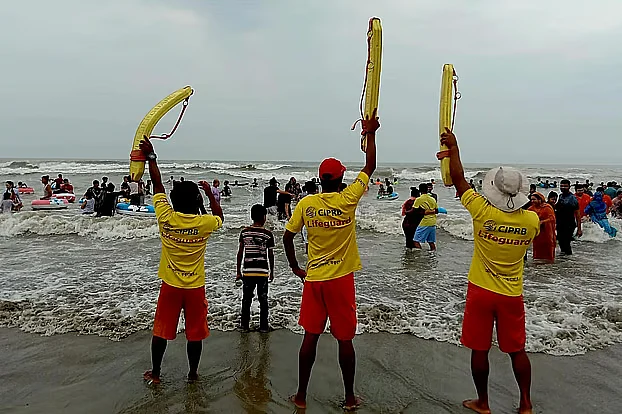 কক্সবাজারের হিমছড়ি সৈকতে স্নানরত তিন পর্যটক নিহত, দুইজন নিখোঁজ