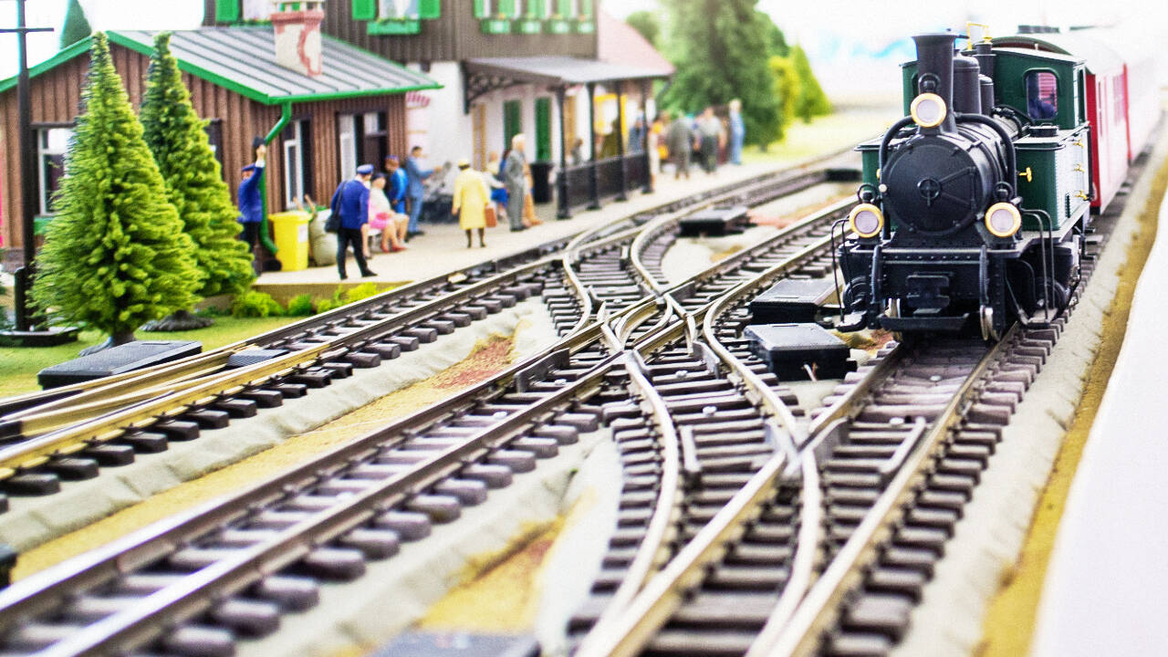 Oregon enthusiast transforms backyard into sprawling 32-mile miniature railway