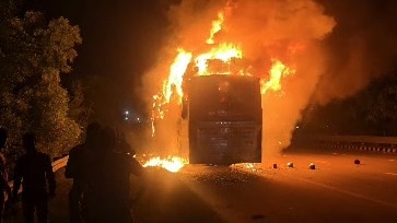 यमुना एक्सप्रेसवे पर बस में भीषण आग, 9 लोगों की मौत