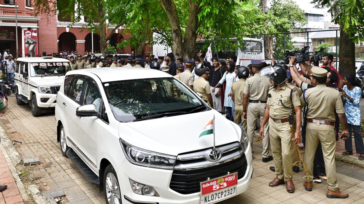 SFI stages protest against Kerala higher education minister over alleged police excess