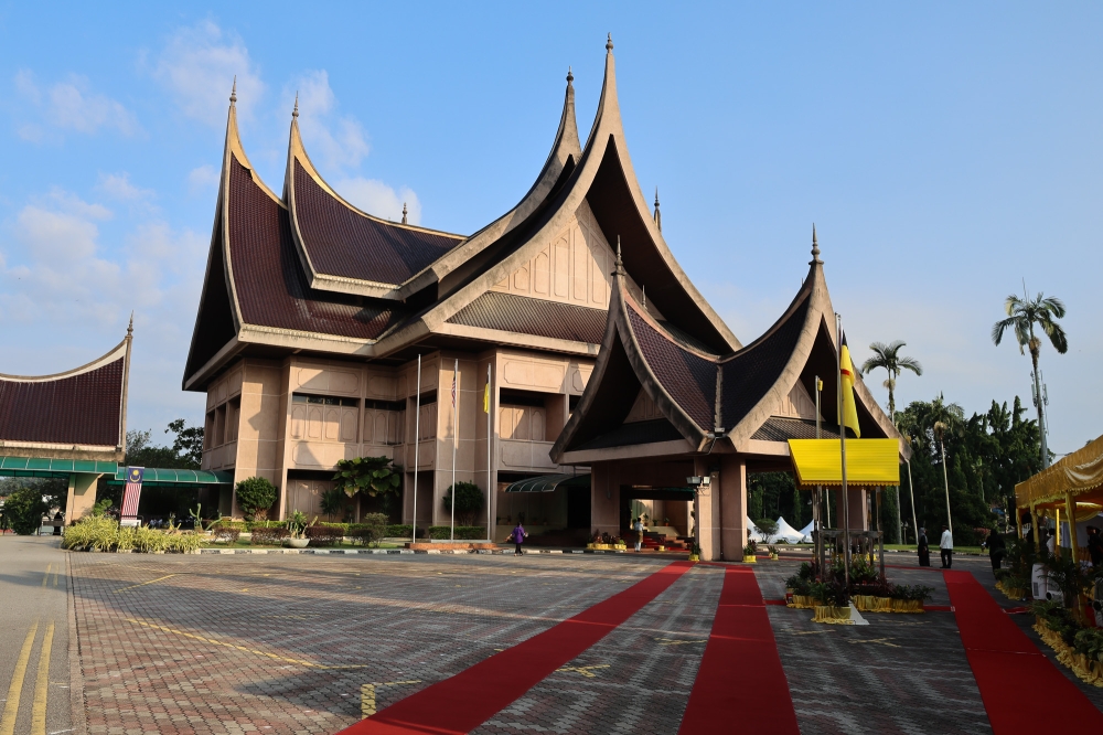 Negeri Sembilan MB meets Tuanku Muhriz as royal tensions surface