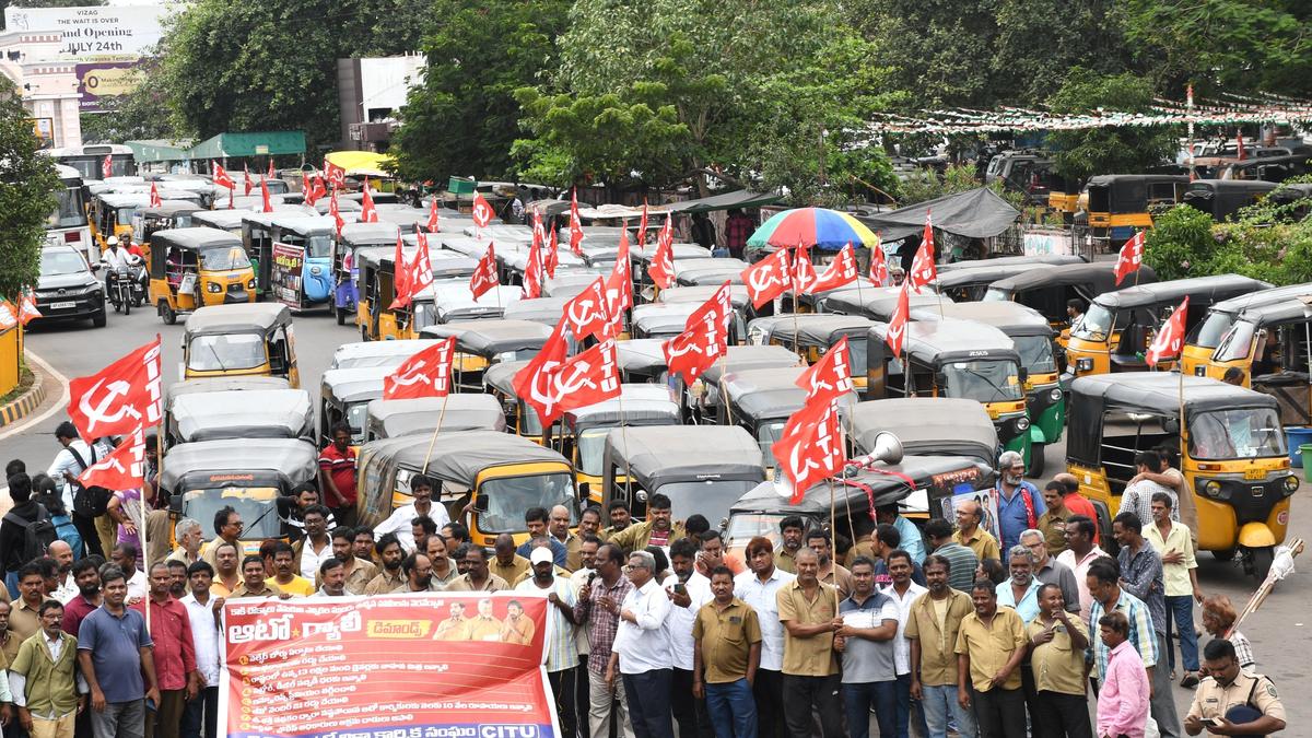मजदूर संगठनों ने श्रमिकों के अधिकारों के लिए अलग-अलग रैलियां कीं