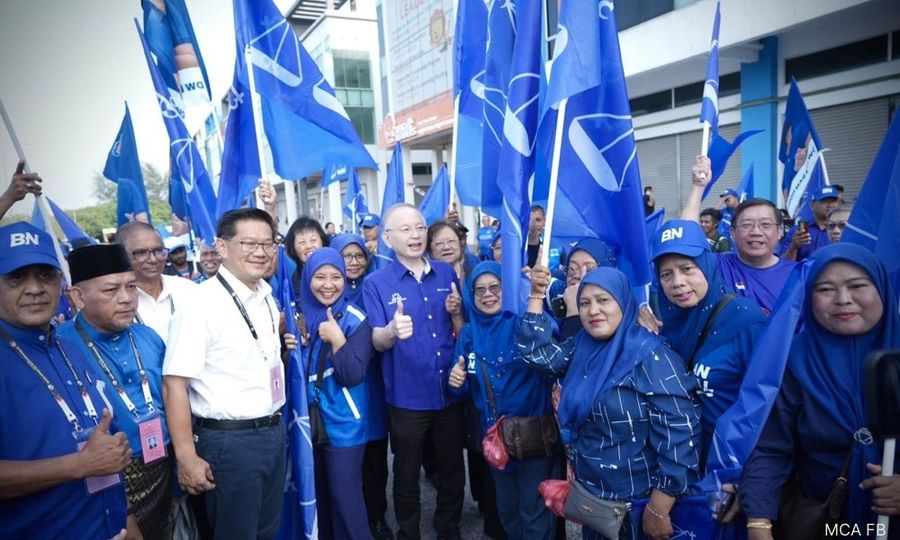 Pemimpin Parti Berpusat di Pusat Pencalonan Melaka Semasa Pendaftaran Dibuka