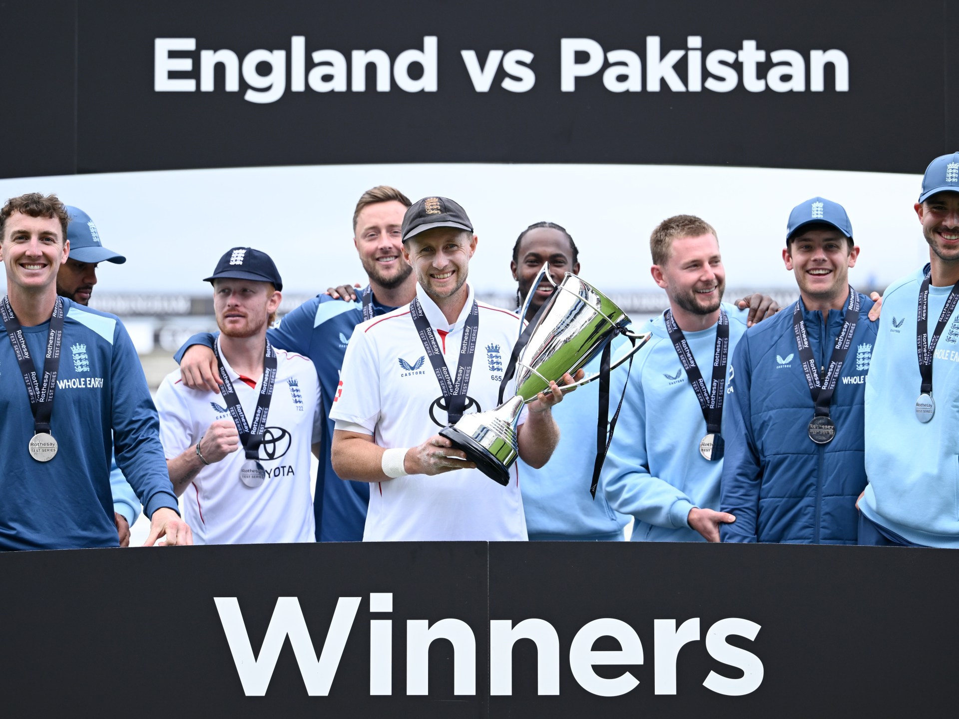 England clinches Test series sweep with eight-wicket victory over Pakistan