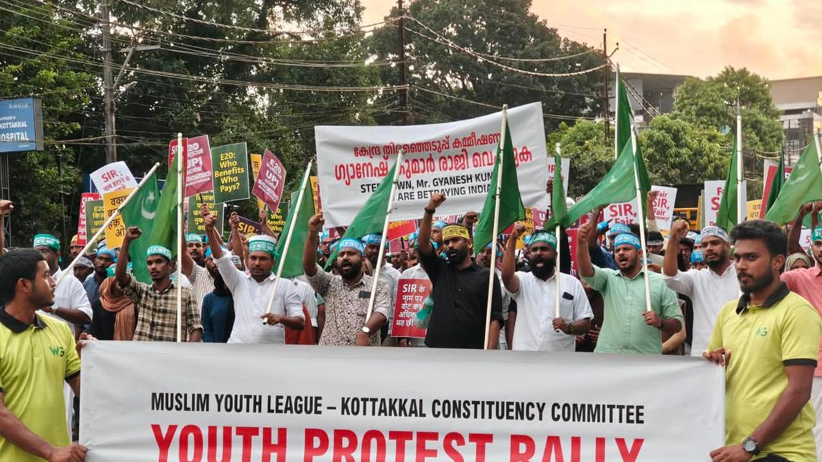 मलप्पुरम में युवा संगठन ने चुनाव आयुक्त के इस्तीफे की मांग को लेकर सड़कों पर उतरे