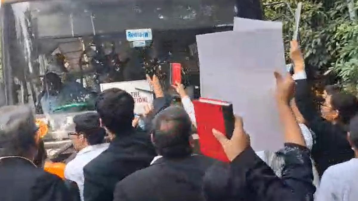 सुप्रीम कोर्ट के पास प्रदर्शन के दौरान दिल्ली पुलिस ने वकीलों को किया गिरफ्तार
