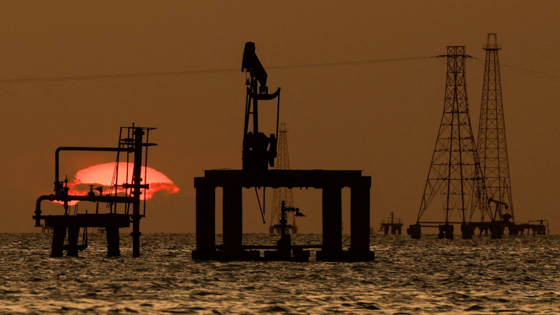 US-Venezuela oil accord sparks domestic debate over economic recovery