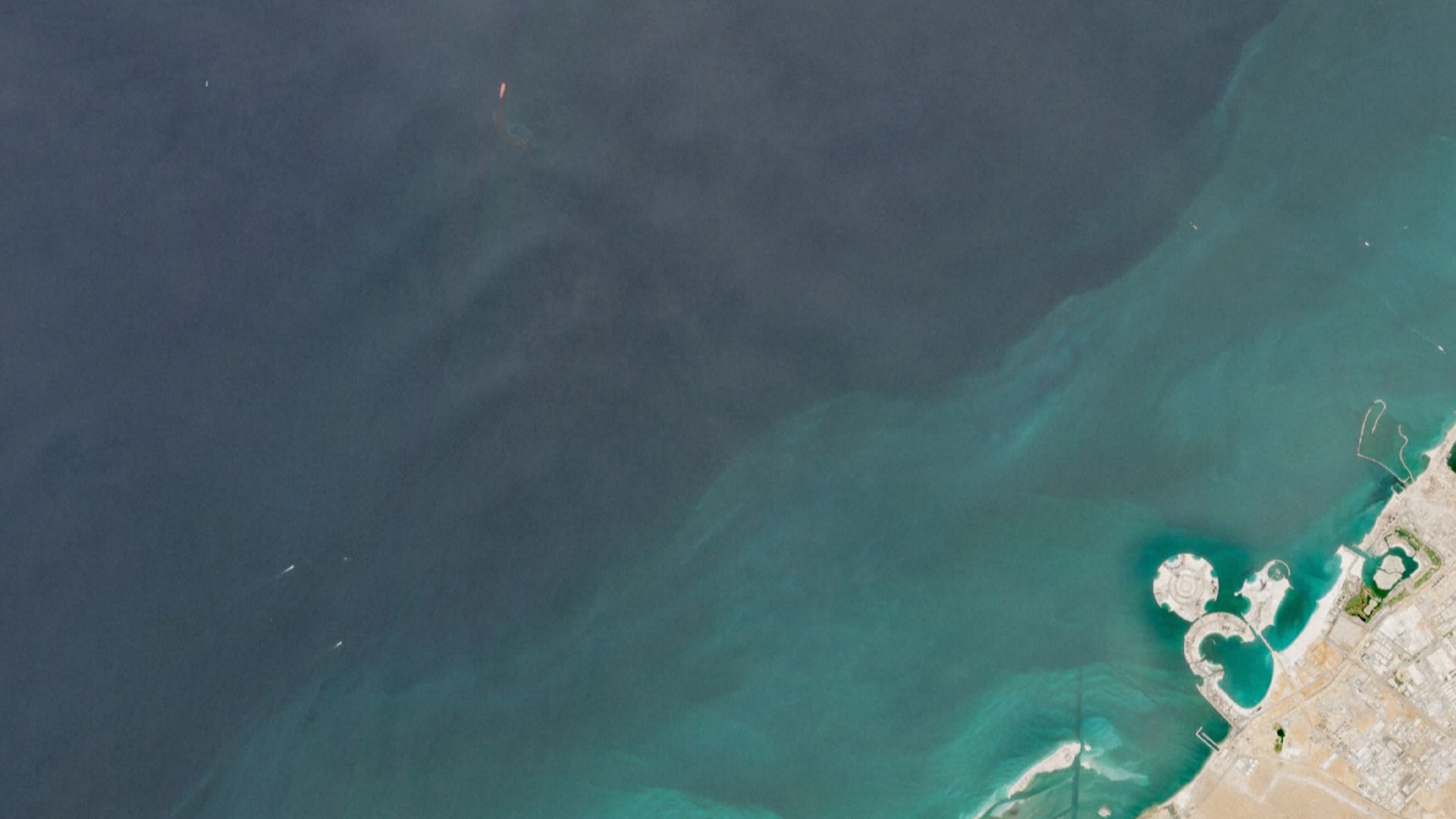 Massive oil slick persists weeks after tanker incident off UAE coast