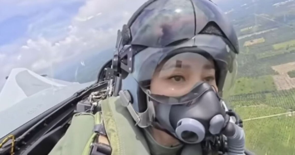 Thai Queen Suthida Makes Solo Debut in Fighter Jet