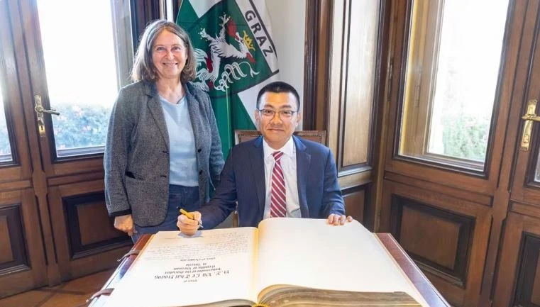Austrian Communist Party official commends Vietnam's development achievements