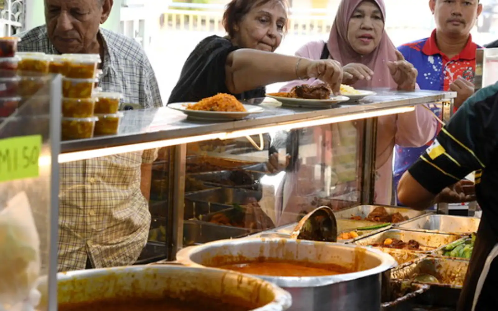Rakyat Malaysia Belanja Lebih untuk Makan di Luar daripada di Rumah