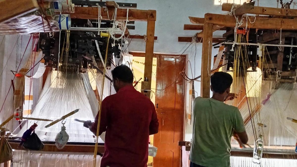 मदनापल्ली के बुनकर अपनी परंपरागत कला को बचाने के लिए संघर्षरत