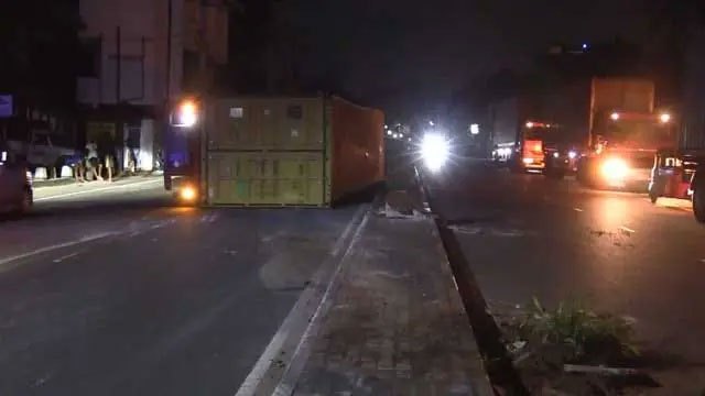 Container truck overturns at Gonapola Junction