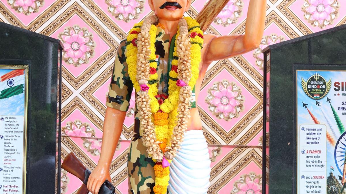 श्रीकाकुलम में सैनिकों और किसानों को समर्पित प्रतिमा का अनावरण