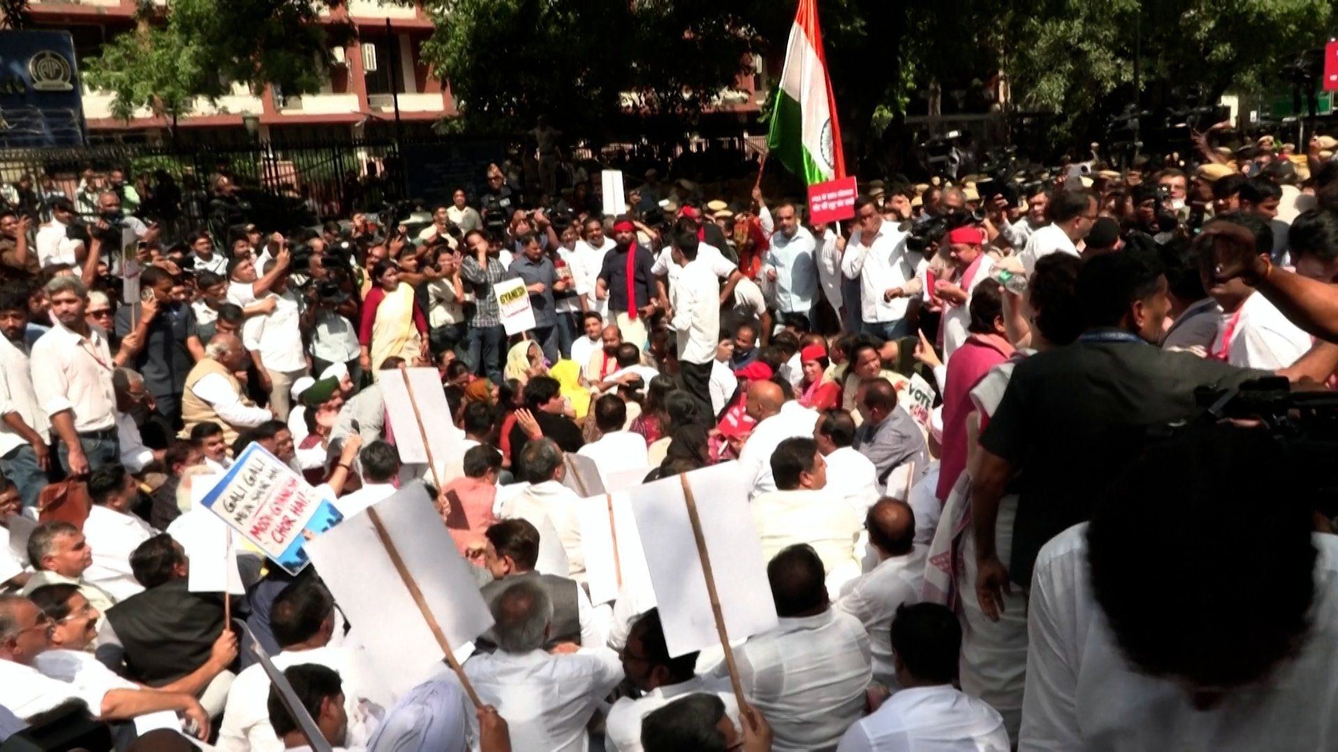 Indian opposition leaders arrested during Election Commission protest