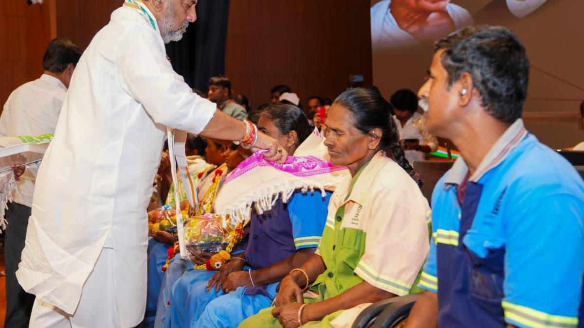 Karnataka CM challenges Centre over removal of Gandhi's name from NREGA