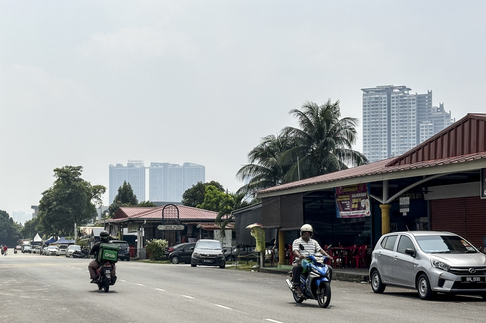 Malaysian restaurants report sharp sales drop despite improving air quality