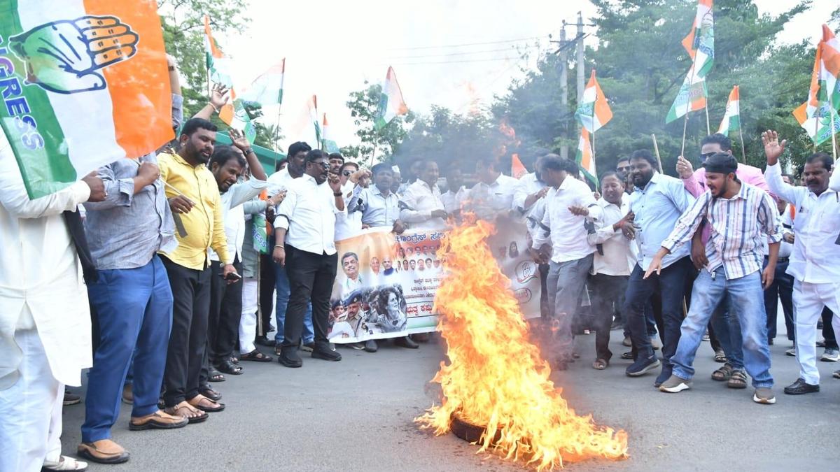 Congress workers protest detention of senior party leaders in Karnataka