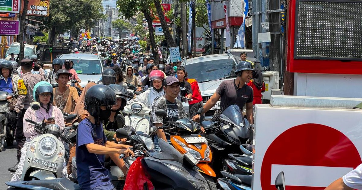 Bali faces fuel shortage as petrol station queues stretch kilometres