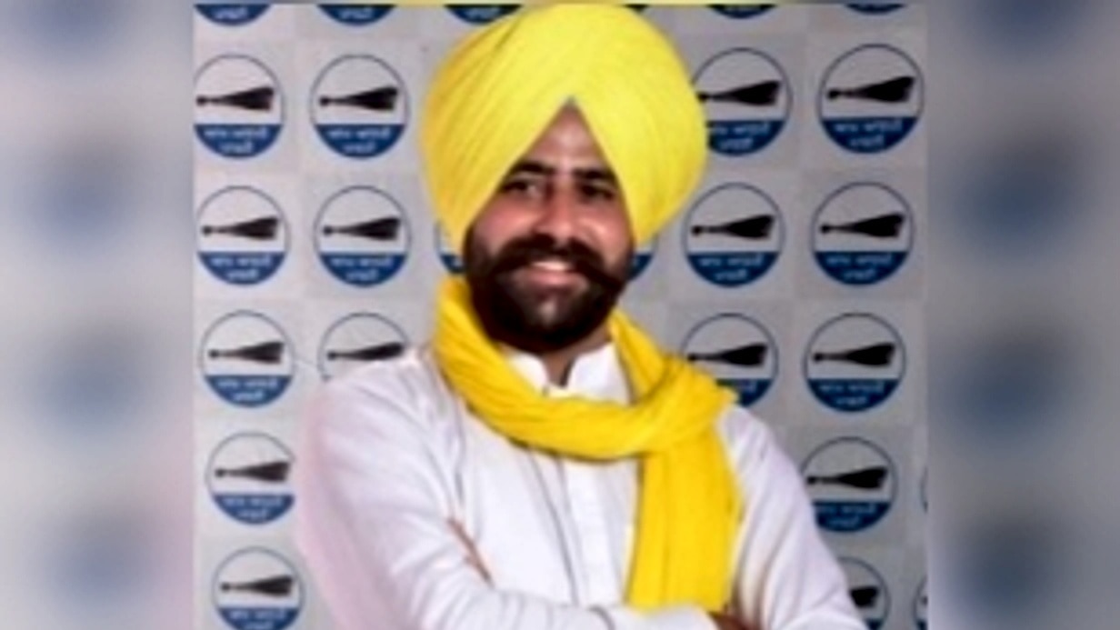 पंजाब में शिक्षक की कमी उठाने पर AAP ने MLA को निकाला