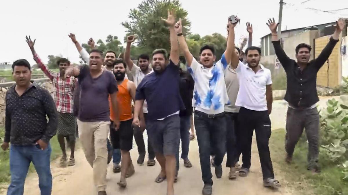 राजस्थान के बागरू गांव में स्कूल निरीक्षण दल से ग्रामीणों का विरोध