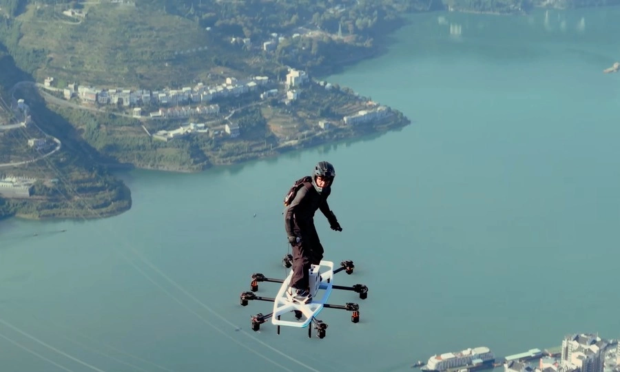 Chinese inventor flies homemade electric board across Yangtze River