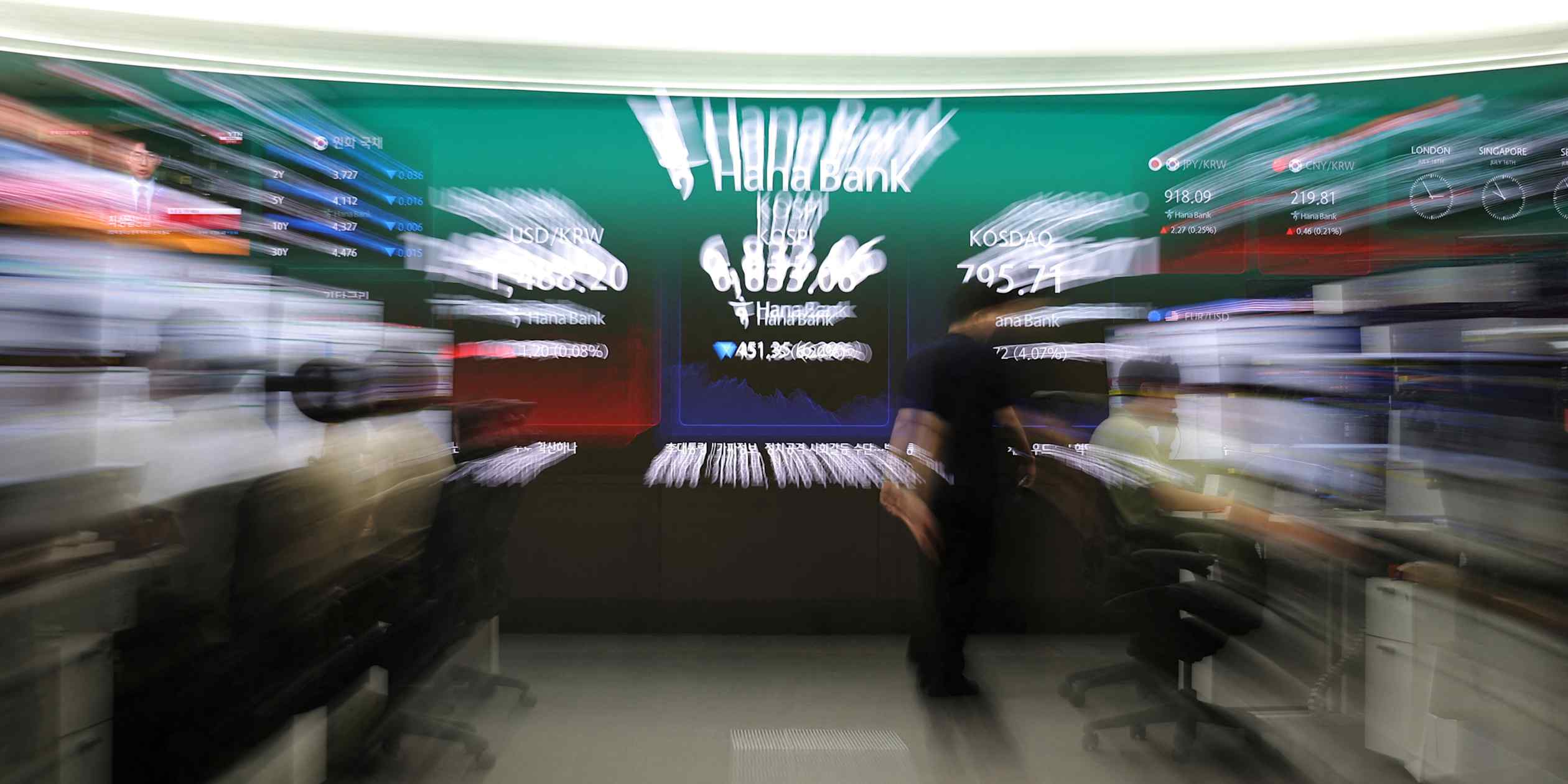 Asian Tech Stocks Slide on Chinese Chipmaker's Technological Breakthrough