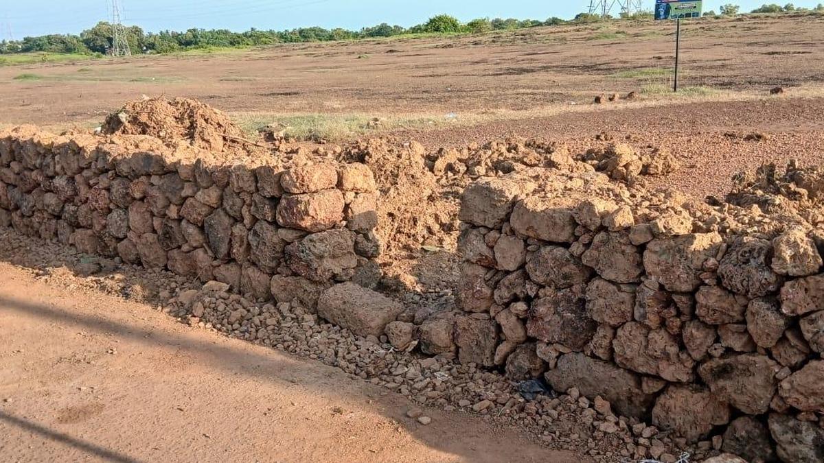 मदायिपारा में प्रवेश रोकने के लिए देवस्वम बना रहा पत्थर की दीवार
