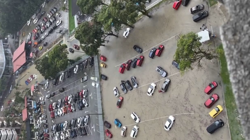 Beberapa kawasan Johor Bahru dilanda banjir kilat selepas hujan lebat