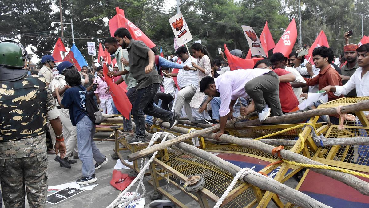 Left-backed students demand CEC's ouster, fresh Bihar, Bengal polls
