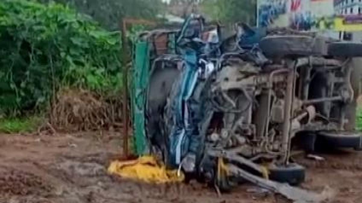 Eight dead, 32 injured in Madhya Pradesh road collision