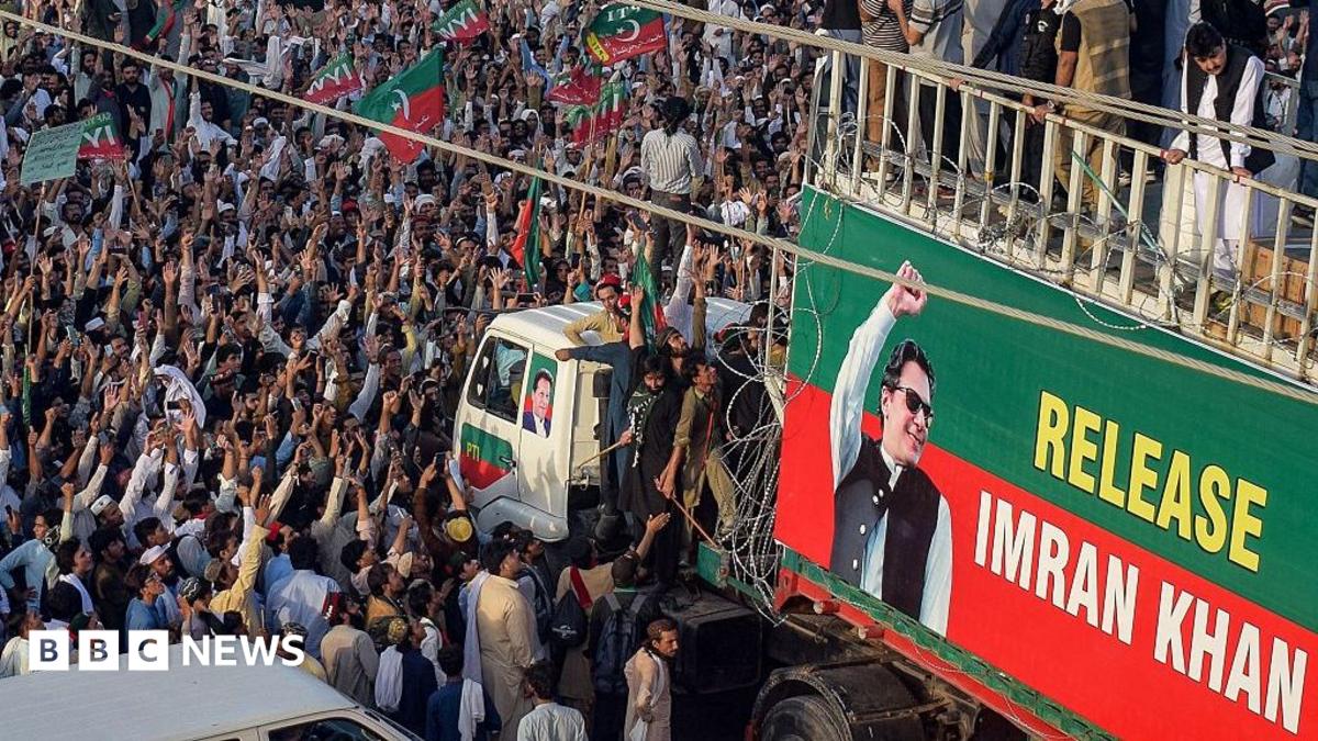 Thousands march toward Islamabad demanding release of jailed ex-PM Khan