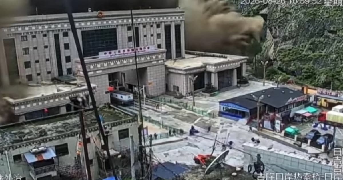 Banjir kilat Nepal tewaskan 95 orang, ratusan pelancong hilang