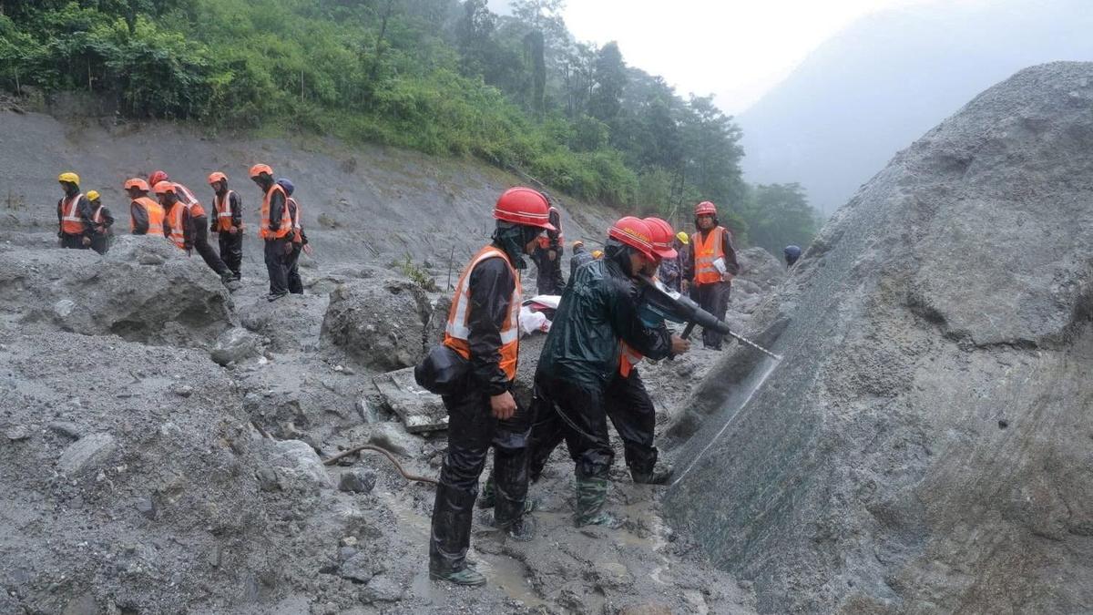 Nepal flash floods leave hundreds trapped at hydropower sites