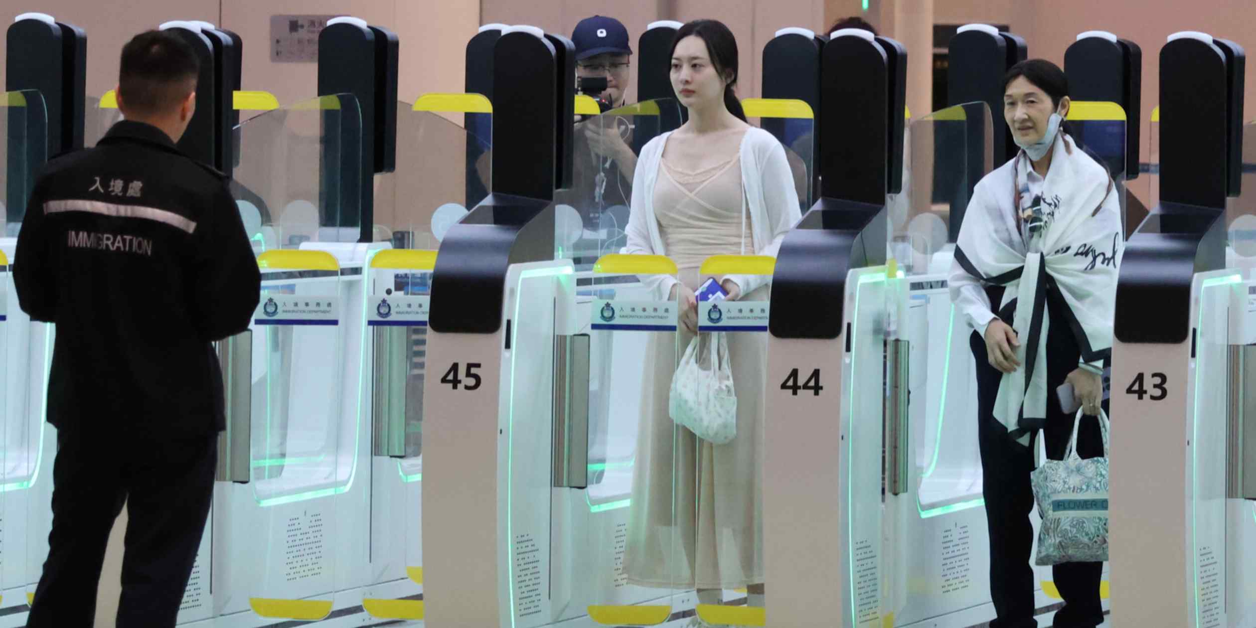 Hong Kong-China border checkpoint opens with capacity for 200,000 daily crossings