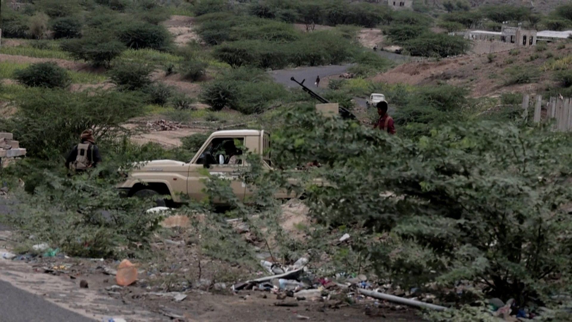 Houthi forces push south in bid to control strategic strait