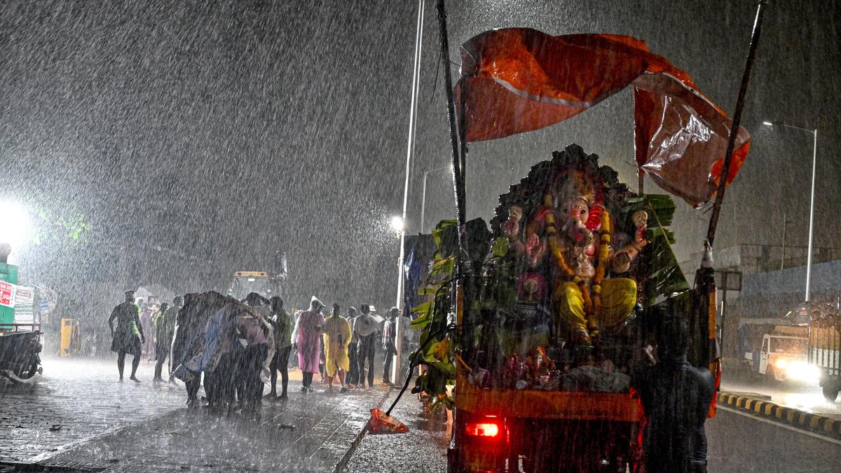 ओडिशा में भारी बारिश से बाढ़ का खतरा, स्कूल बंद, 10 हजार लोग सुरक्षित स्थान पर