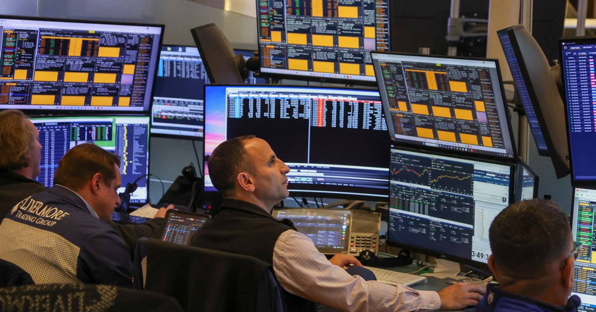 US Markets Slip as Chip Stocks Weaken Despite Banking Results