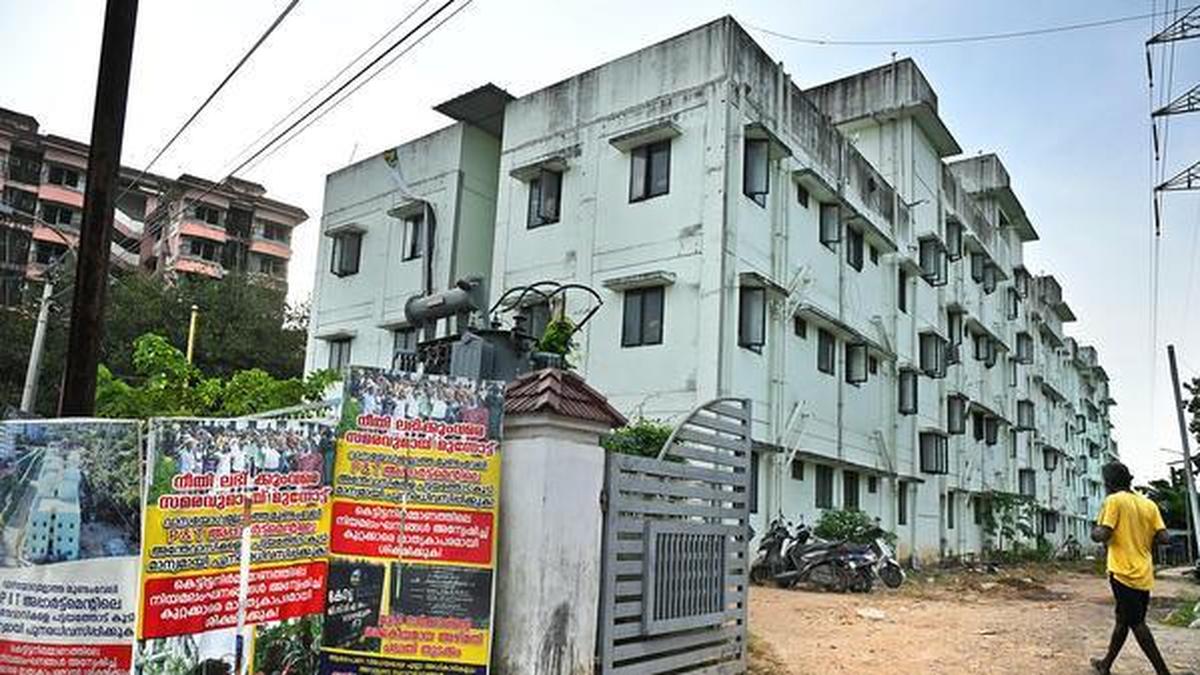 पी एंड टी अपार्टमेंट निवासियों ने मैक्सी से मांगी बिना शर्त माफी