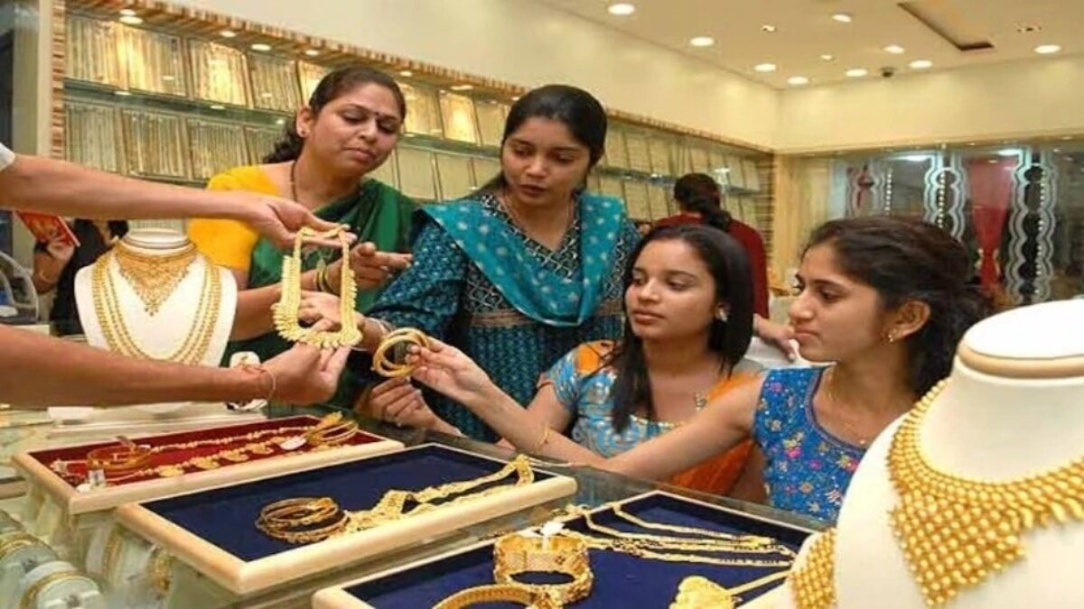सोना-चांदी में लगातार गिरावट, बुधवार को फिर दाम में कटौती