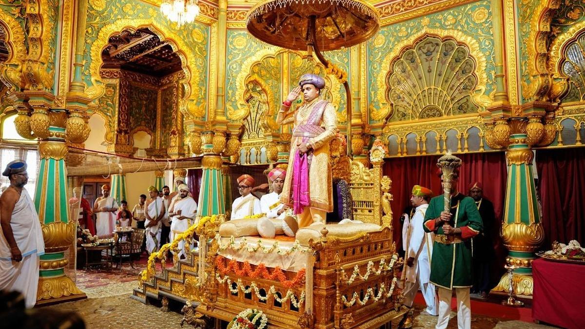 Mysuru's young maharaja inaugurates Navaratri festivities with ceremonial ascent