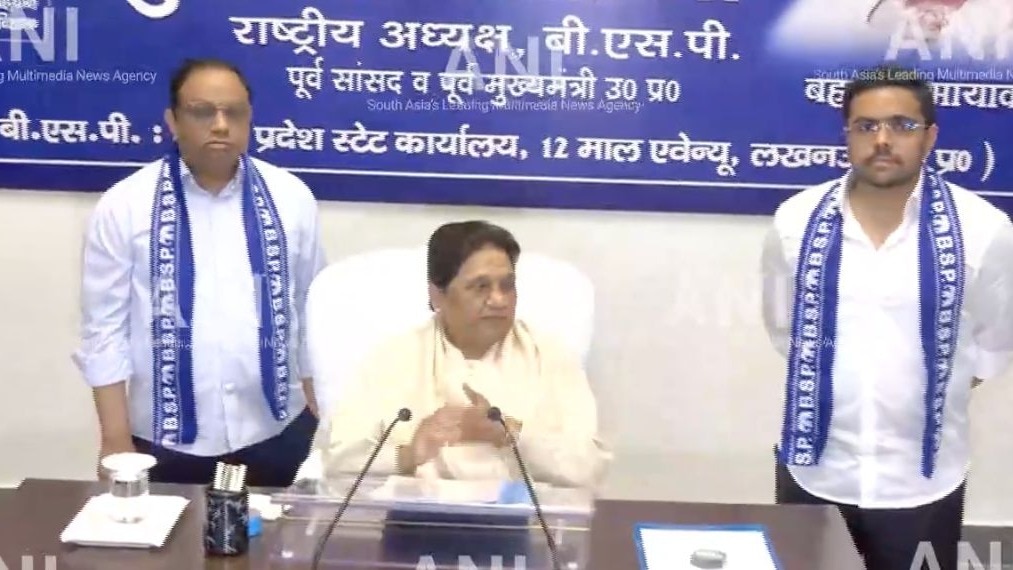 बसपा की रणनीति बैठक में मायावती के साथ भाई और भतीजे