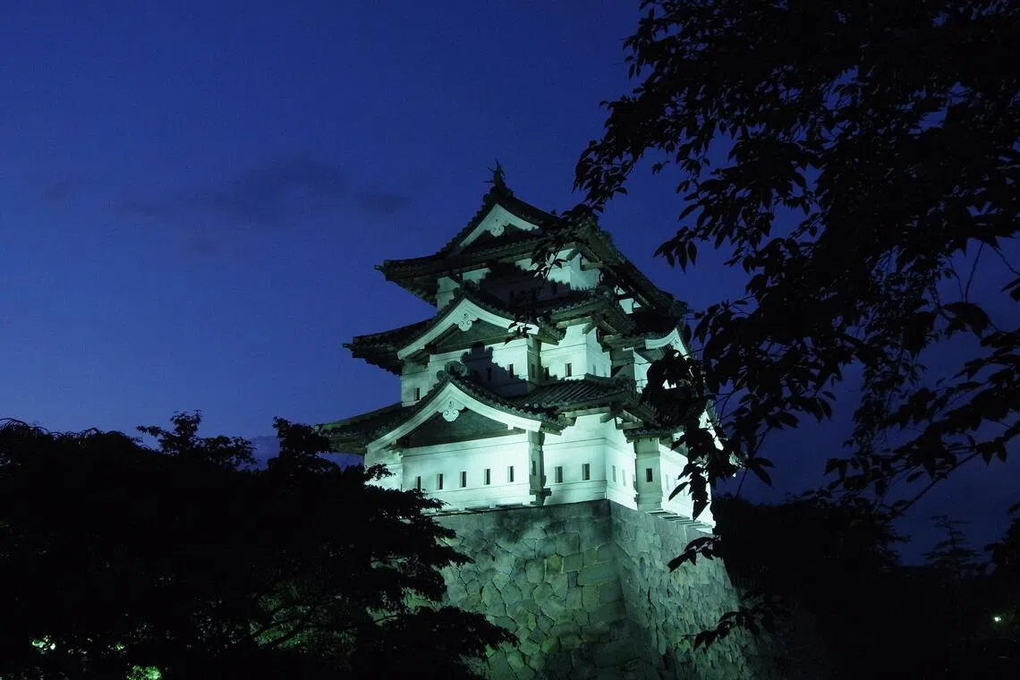 Thousand Japanese volunteers help move historic Hirosaki Castle keep