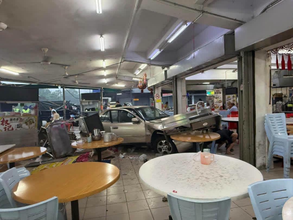 Lelaki 69 tahun langgar dua kenderaan dan kedai makanan di Johor Bahru