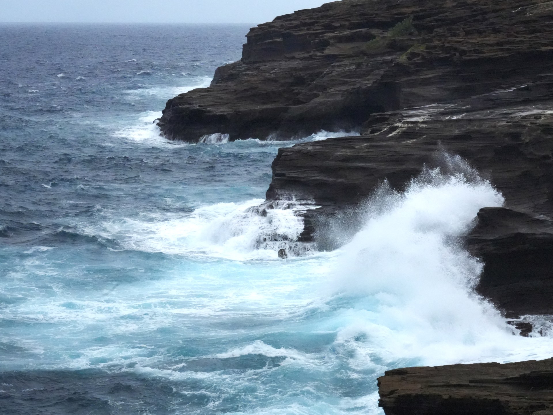 Hurricane Lowell leaves 30,000 without power across Hawaii