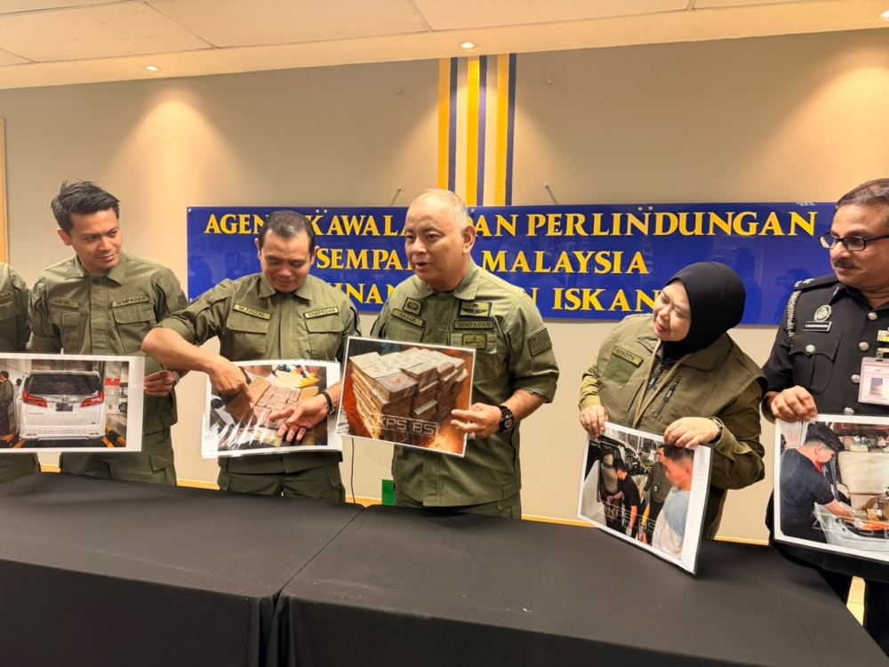 Couple detained at Johor checkpoint with nearly RM3 million in undeclared cash