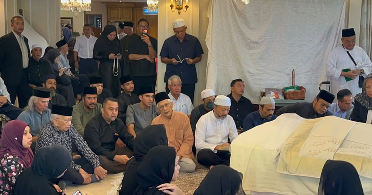 Tokoh Negara Berarak Hormat kepada Datin Paduka Hasmah Haji Abdullah