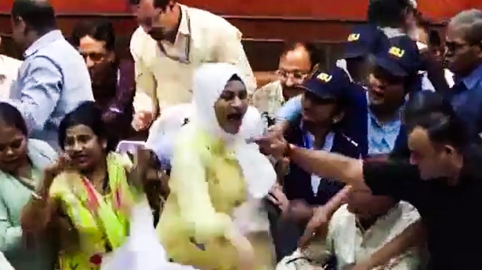 दिल्ली नगर निगम में प्रदूषण फंड को लेकर हंगामा, कागज उड़े और माइक टूटे