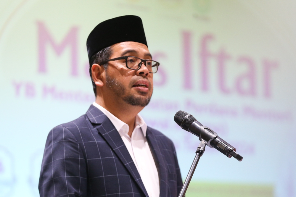 Religious scholars must engage with science and technology, says Zulkifli