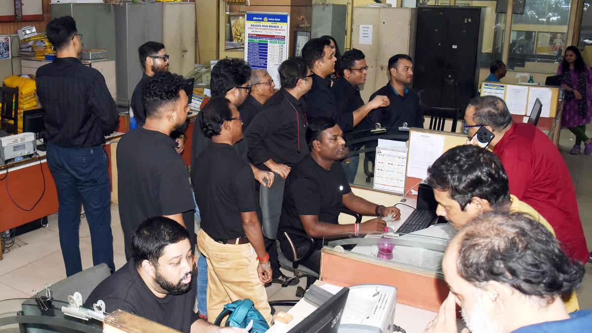 Bank unions postpone strike after reaching initial understanding with IBA